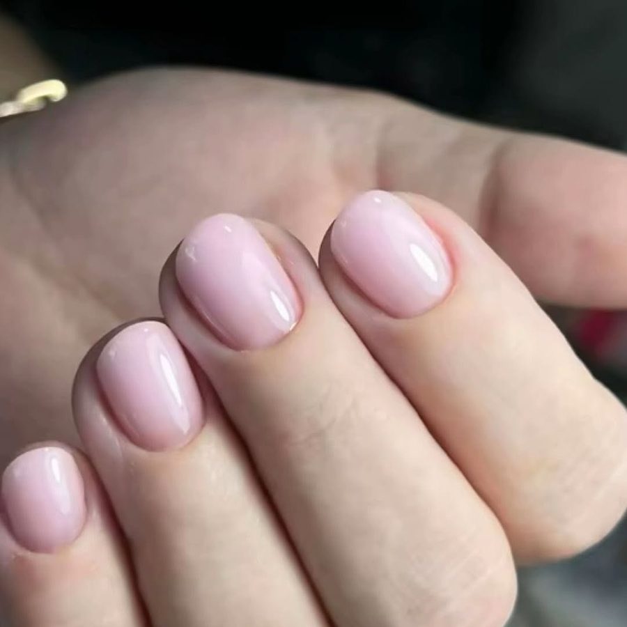 Korte nagels in zacht lila-roze