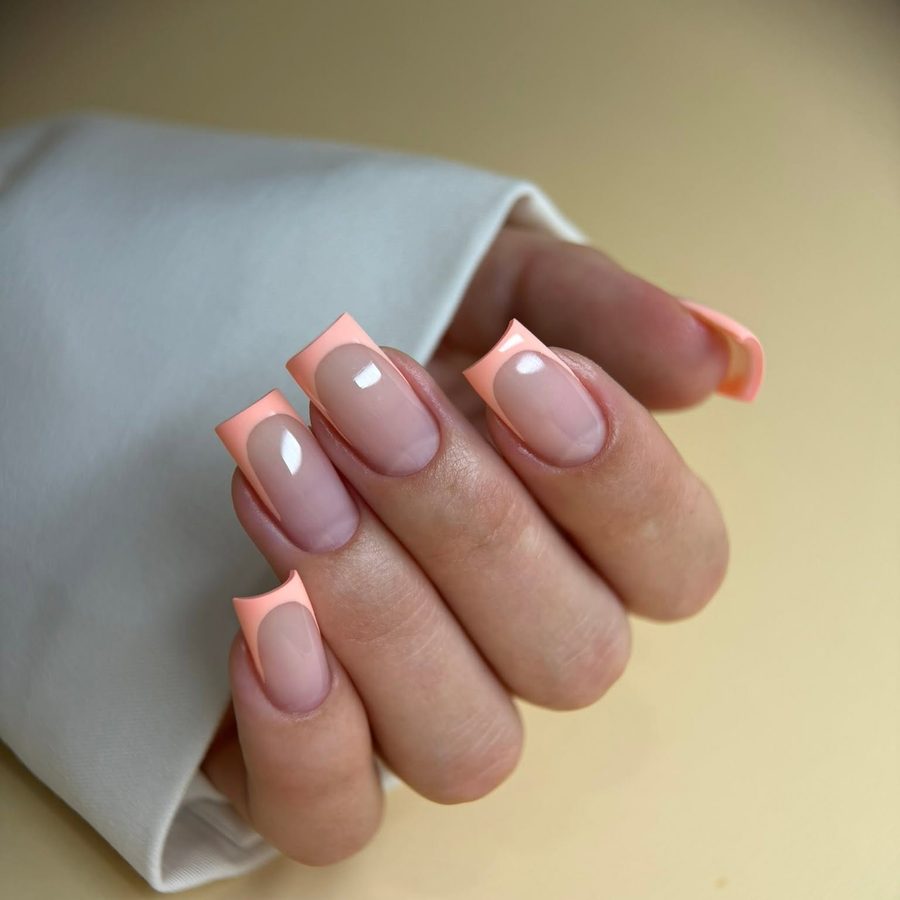 French manicure met perzikkleurige randen