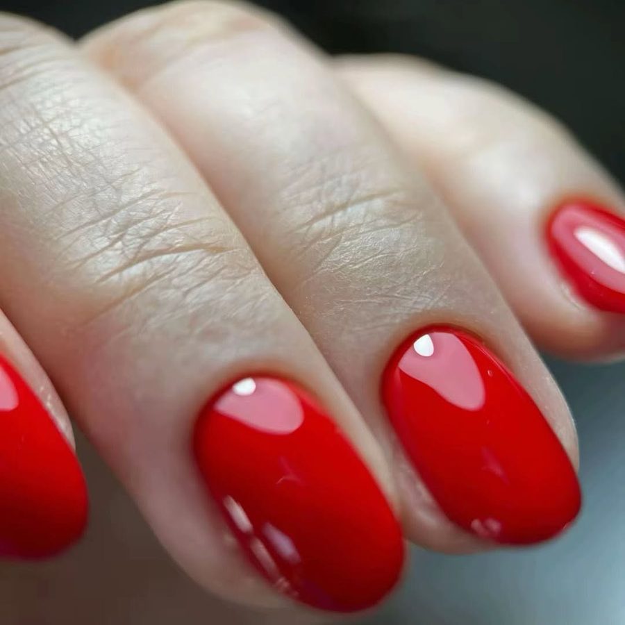 Ovale nagels in glanzend rood