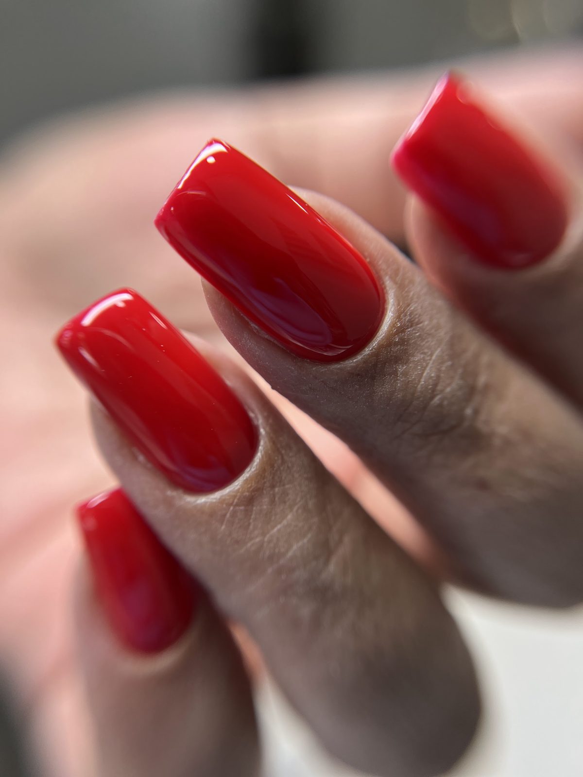 Lange vierkante nagels in glanzend rood