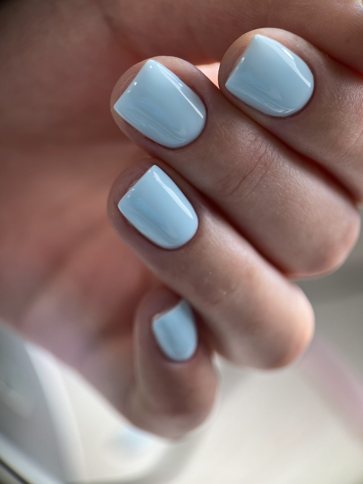 Korte nagels in babyblauw