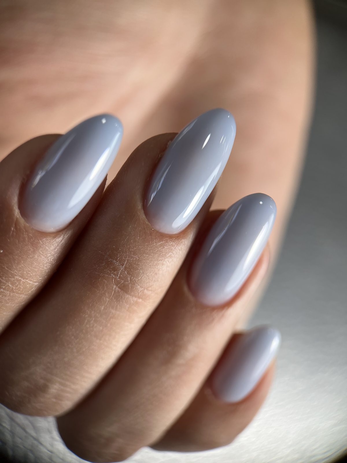 Amandelvormige nagels in grijs-lila, van dichtbij