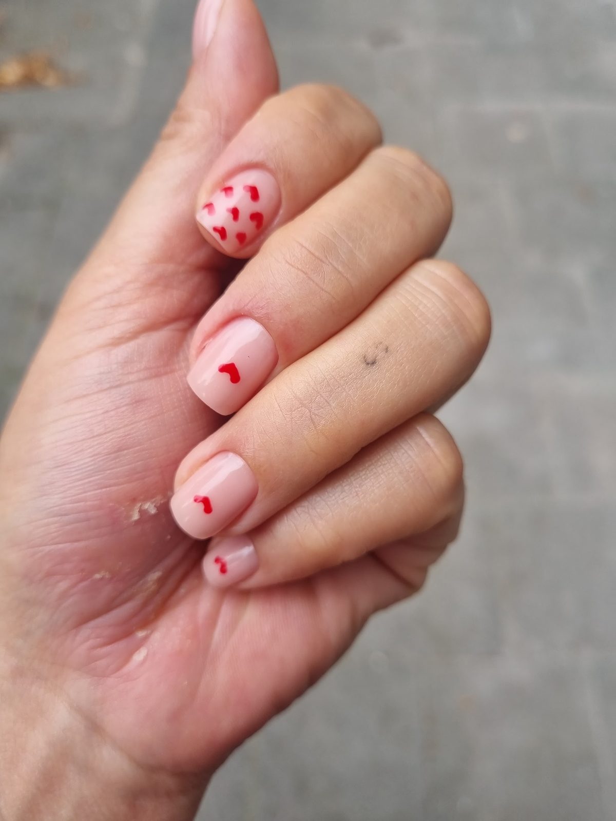 Nude nagels met kleine rode hartjes